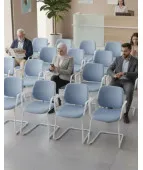 Krzesło ASPEN V WT ARM Grospol – białe krzesło konferencyjne na płozie