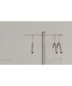 Metalowy wieszak na ubrania DESSI SQ Nowy Styl